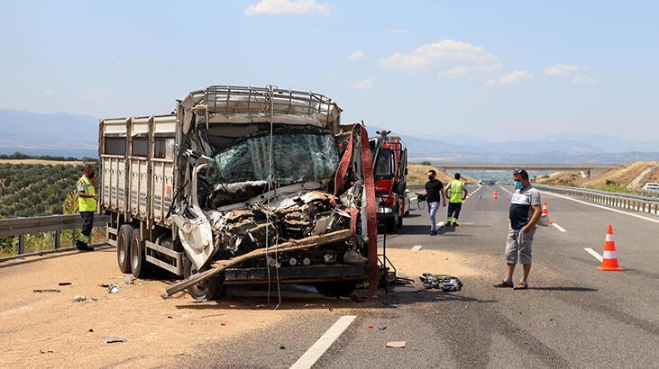 Manisa'da kamyonet, kamyona arkadan çarptı: 1 ölü, 1 yaralı