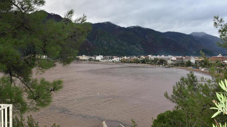 Marmaris’te denizin rengi kahverengiye dönüştü