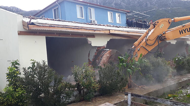 Marmaris'te kaçak yapıların yıkımı sürüyor!