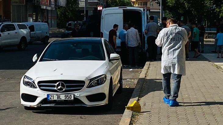 Maskeli şahıslar sokak ortasında kurşun yağdırdı