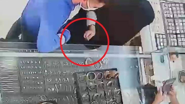 Maskeli ve çarşaflı 2 kişi! Kuyumcudan bilezik çaldı
