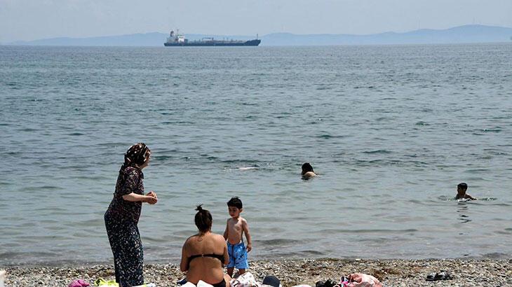 Mavi bayraklı plajlara 'müsilaj nedeniyle denize girmeyin' tabelaları koyuldu