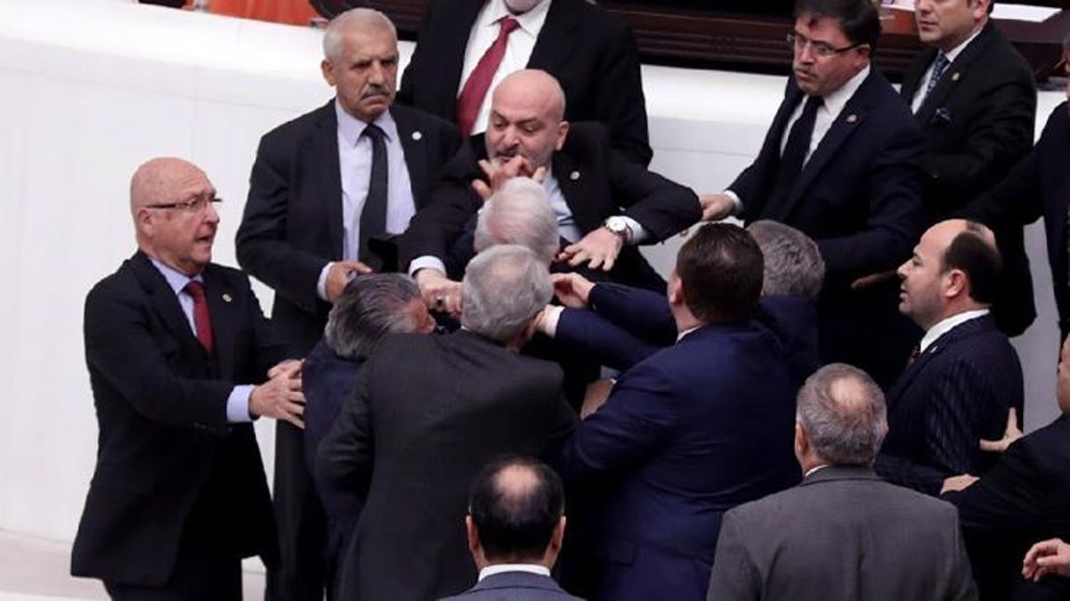Meclis'teki kavgada yaralanarak yoğun bakıma kaldırılan İYİ Partili Örs'ün hayati tehlikesi devam ediyor