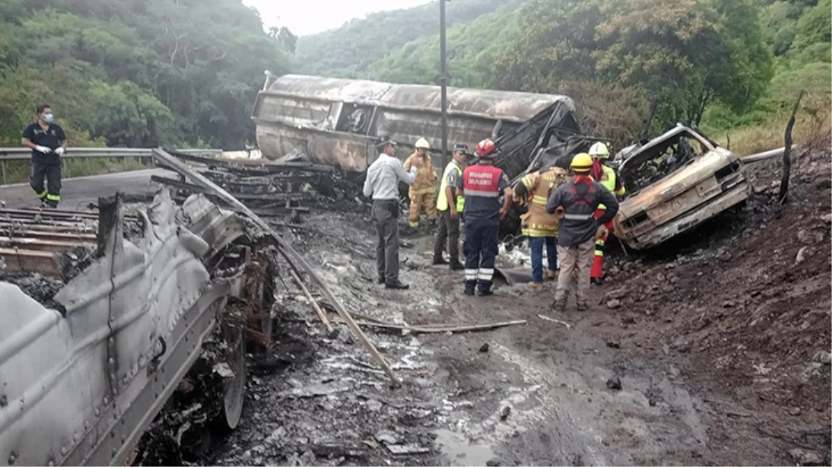 Meksika'da zincirleme trafik kazasında yakıt tankeri devrildi: 8 kişi yanarak can verdi