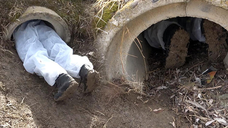 Menfezde mahsur kalan 7 yavru köpek böyle kurtarıldı!