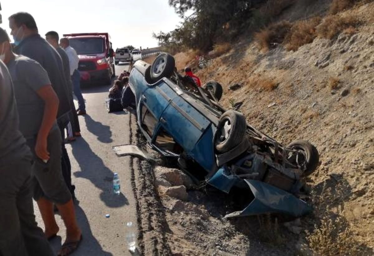 Mersin'de takla atan otomobilden sağ çıktılar