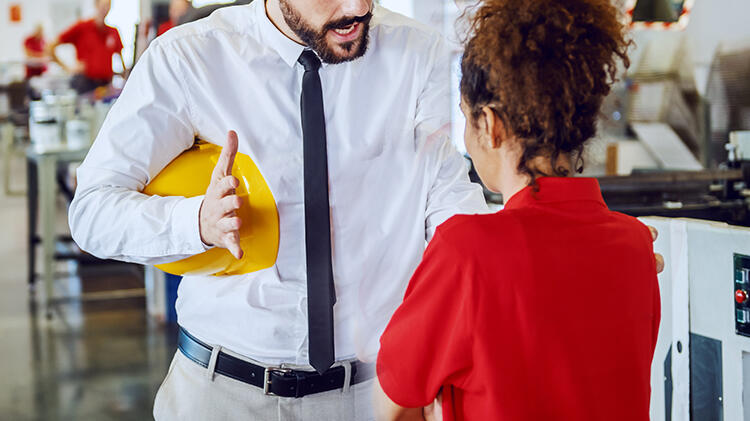 Mesai arkadaşının üzerine yürüyüp söylediği söz sonrası kovuldu!