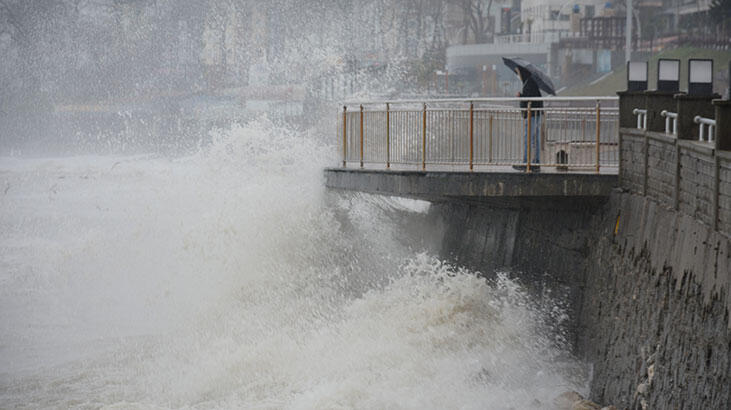 Meteoroloji uyarmıştı! Dev dalgaları görenler telefona sarıldı