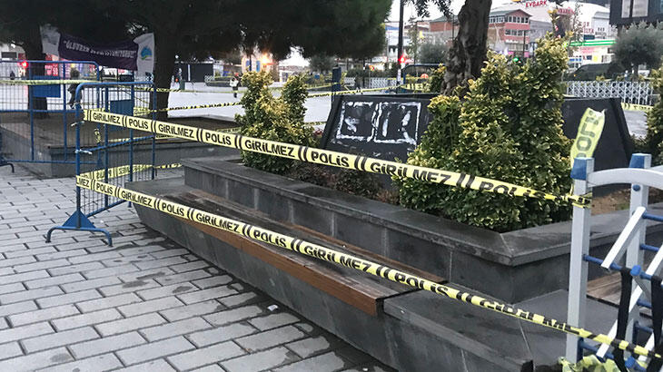 Meydanlarda bulunan banklar bariyerlerle kapatıldı