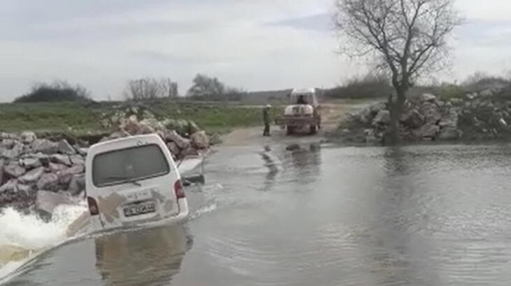 Mucize kurtuluş! Akıntıya kapılan minibüsten son anda atladılar