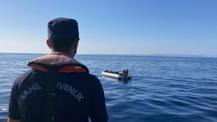 Muğla açıklarında lastik bottaki 25 düzensiz göçmen kurtarıldı