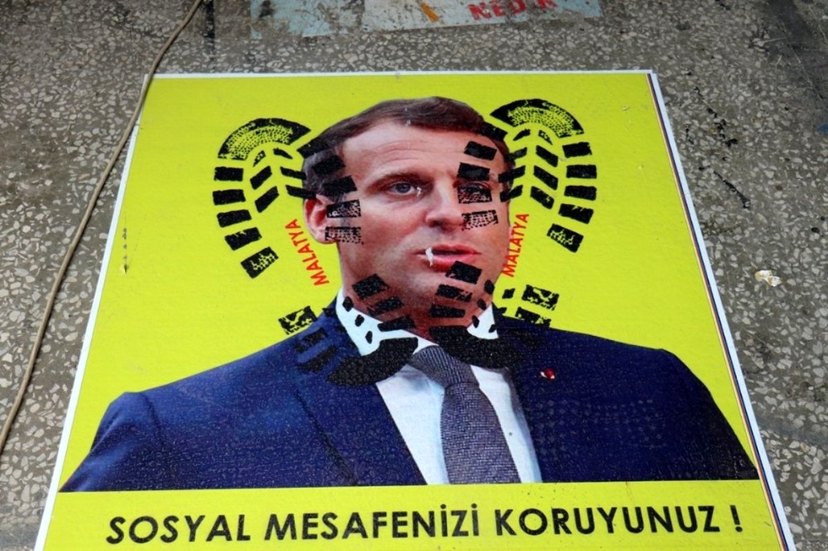 Müşteriler Macron'un fotoğrafına basıp geçiyor