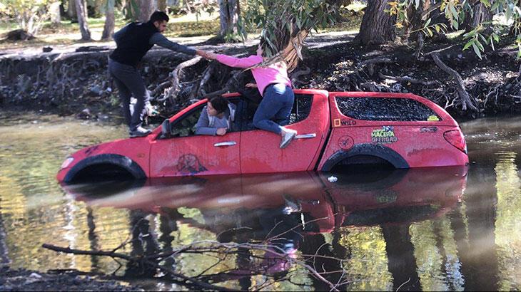 Nehri geçebileceklerini düşündüler, canlarını böyle kurtardılar