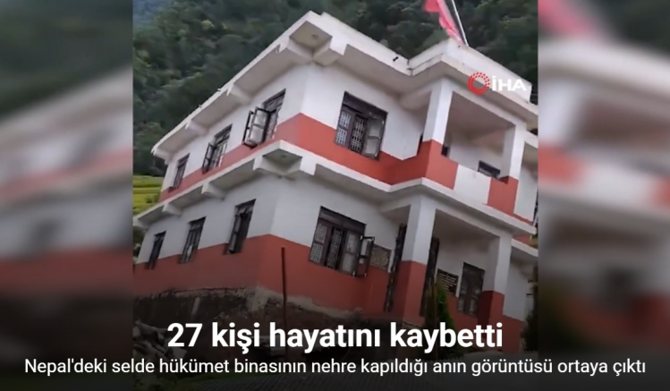 Nepal'deki selde hükümet binasının nehre kapıldığı anın görüntüsü ortaya çıktı