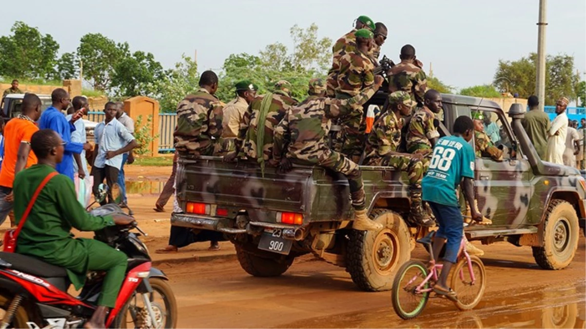 Nijer'de binlerce kişi Fransız askeri üssüne yürüdü