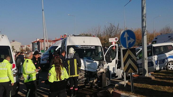 Öğrenci servisiyle polis aracı çarpıştı! 9 yaralı