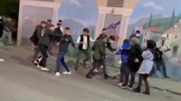 Okul çıkışı öğrenci kavgası! Tekme tokat birbirlerine girdiler