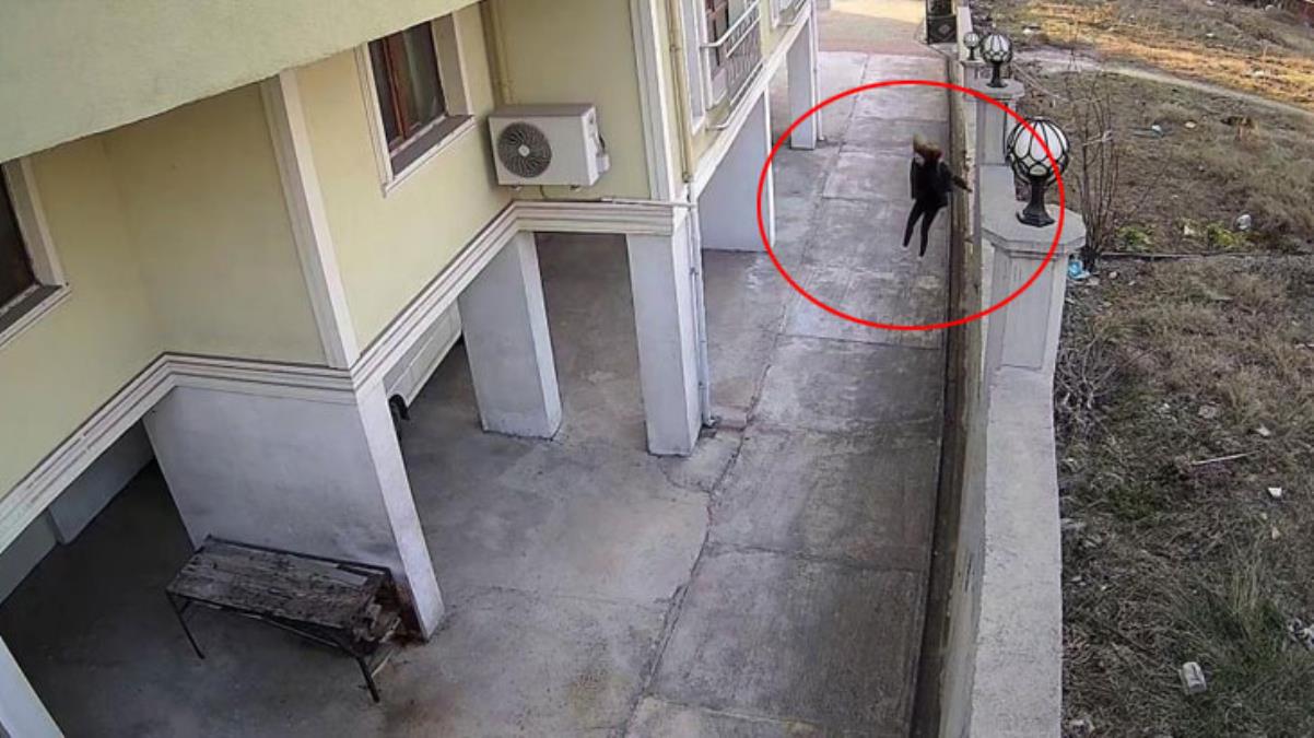 Okula giderken karşılaştığı köpeğin saldırısından son anda kurtuldu