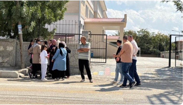 Okulda dehşet anları! Okula girip 2 öğretmeni bıçakladı