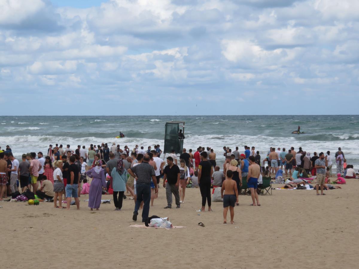Olumsuz hava koşulları nedeniyle bazı ilçelerde denize girmek yasaklandı