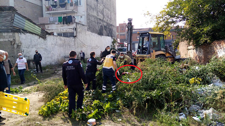 Otların arasında uyuyan alkollüyü fark etmediler, üzerine kepçeyle toprak attılar