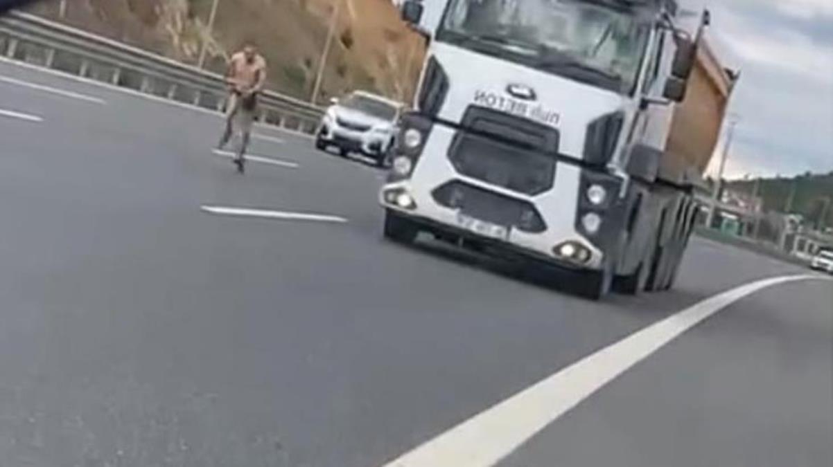 Otobanda yarı çıplak halde koşan adam sürücülerin hayatını tehlikeye attı