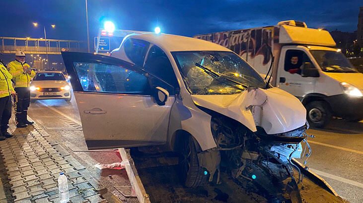 Otomobil aydınlatma direğine çarptı: 3 yaralı var