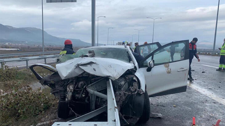 Otomobil bariyerlere ok gibi saplandı: Yaralılar var