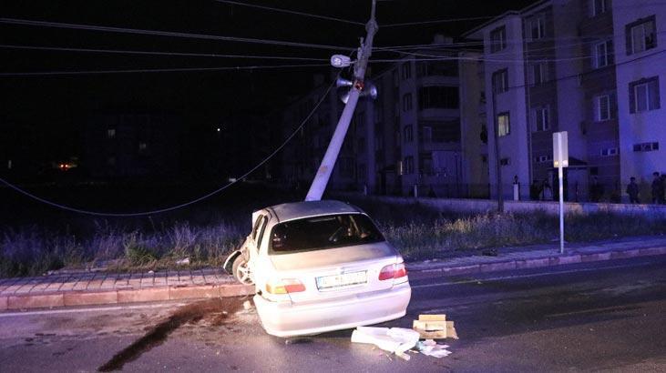 Otomobil elektrik direğine çarptı: 4 yaralı