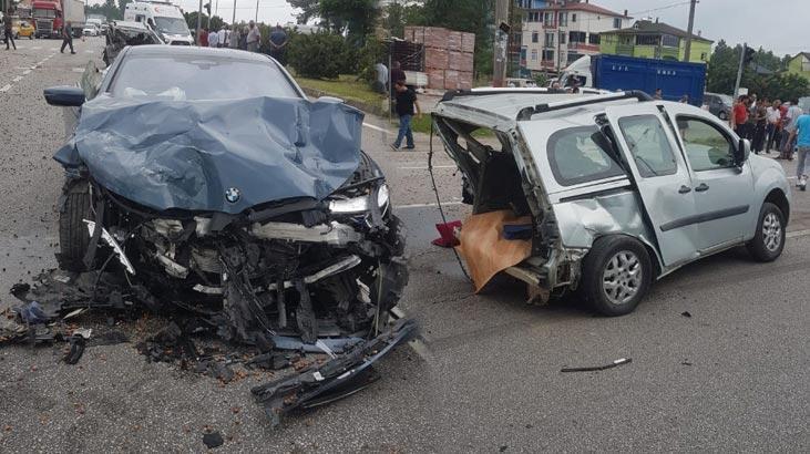 Otomobil, hafif ticari araca çarptı: 2 ölü