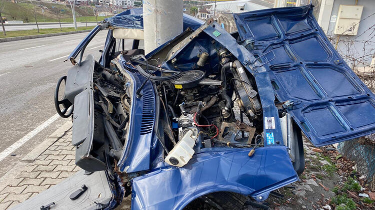 Otomobil hurdaya döndü! Dede ve torunu yaralı