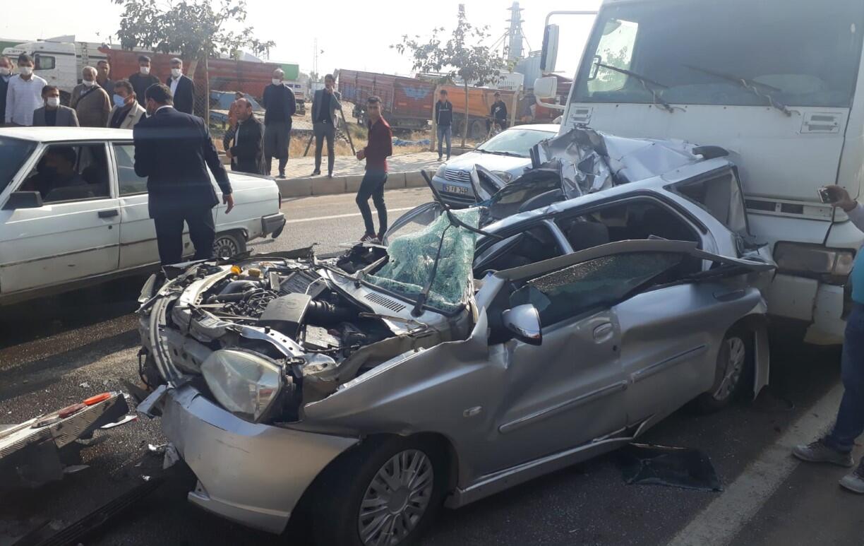 Otomobil iki TIR'ın arasında kaldı