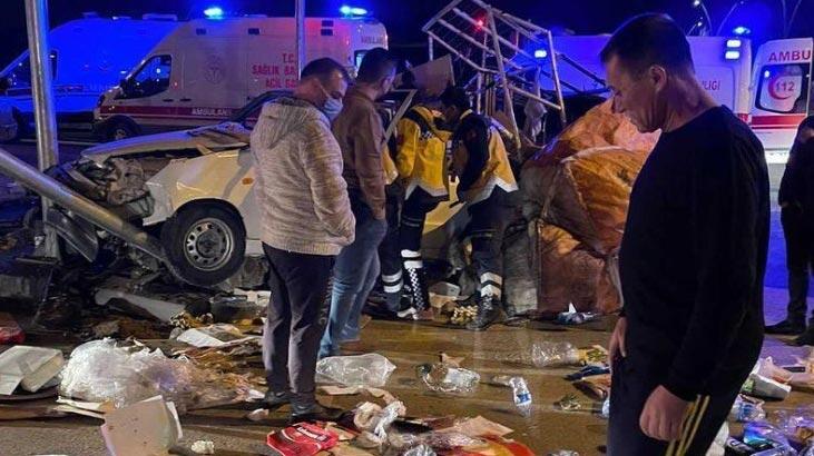 Otomobil ile hurda kağıt yüklü kamyonet çarpıştı