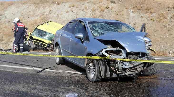 Otomobil ile taksi çarpıştı! 2 kişi öldü 1 kişi yaralandı