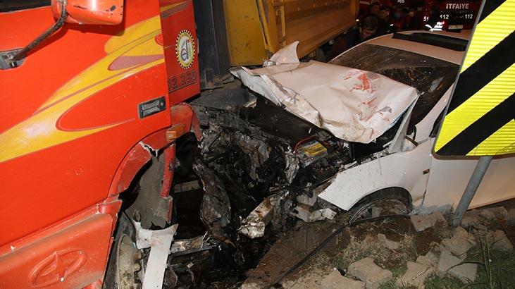 Otomobil kamyonla çarpıştı: 2 kişi yaralandı