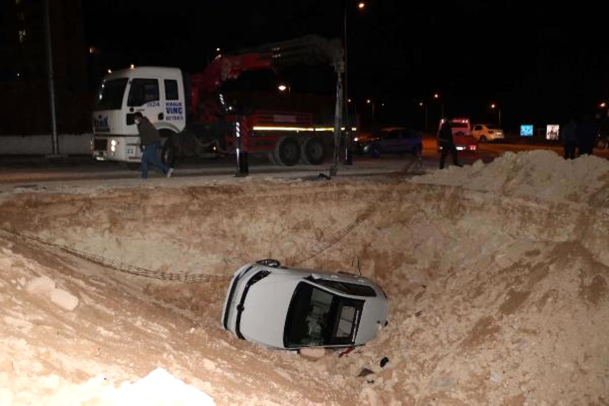 Otomobil kanalizasyon çukuruna düştü: 3 yaralı