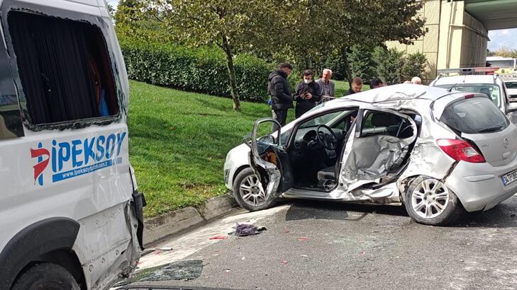 Otomobil park halindeki servis minibüsüne çarptı!