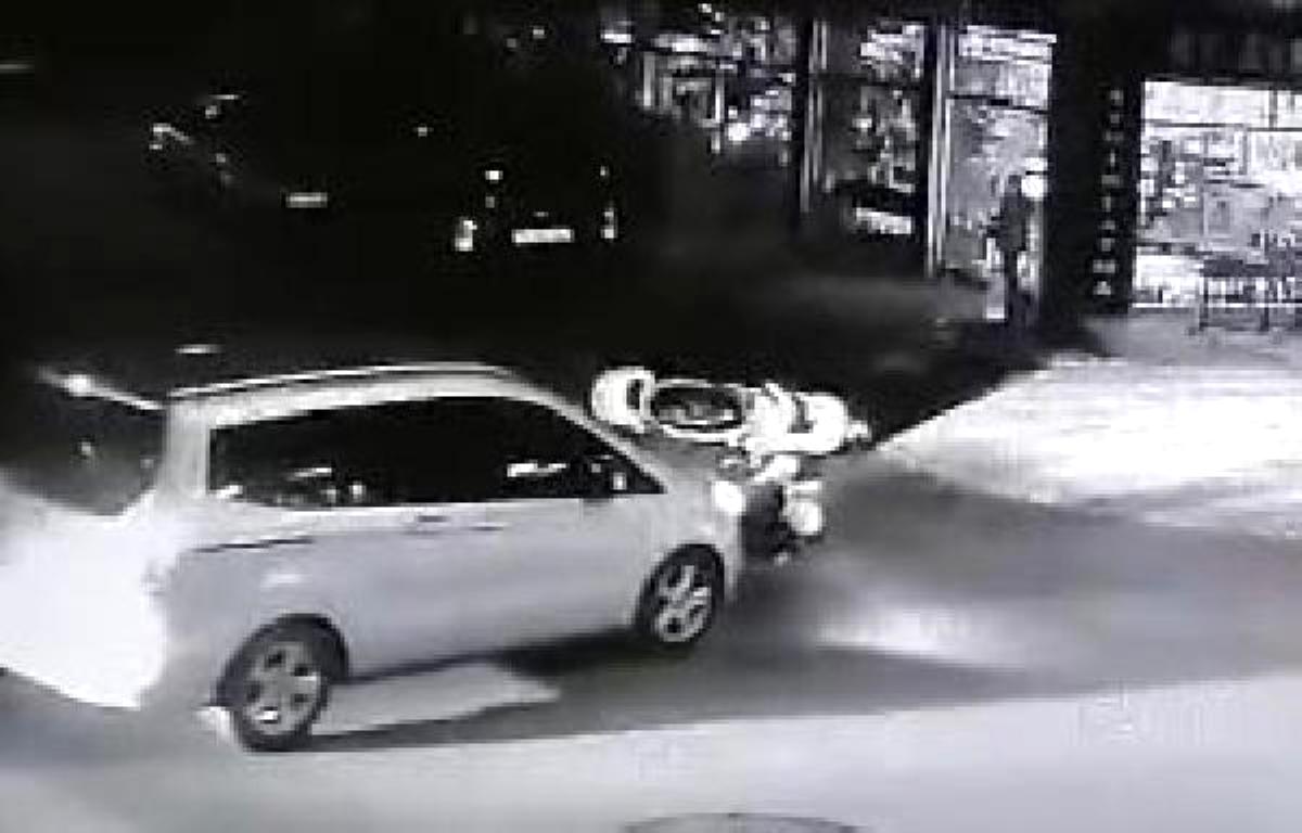 Otomobilin elektrikli bisiklete çarpma anı güvenlik kamerasına yansıdı