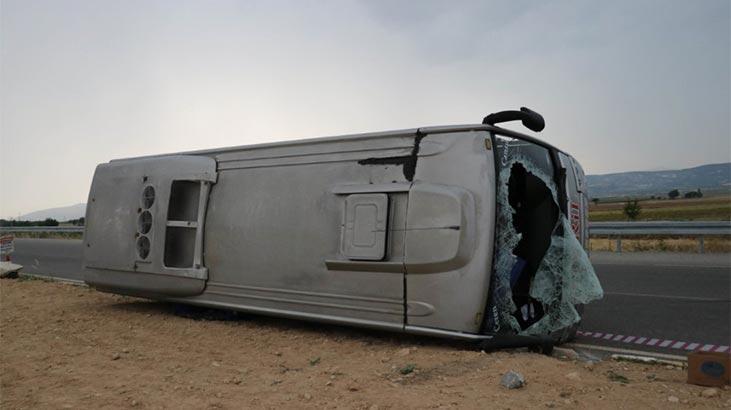 Otomobille çarpışan midibüs devrildi: 5 yaralı