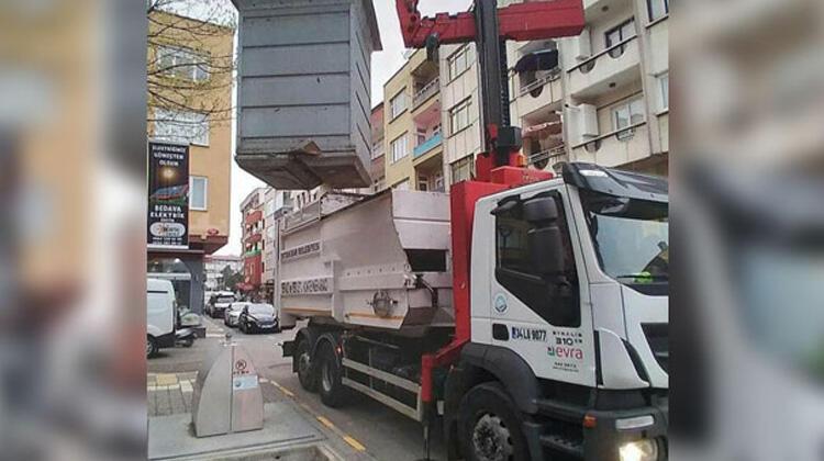 Para dolu poşeti yanlışlıkla çöpe attı!