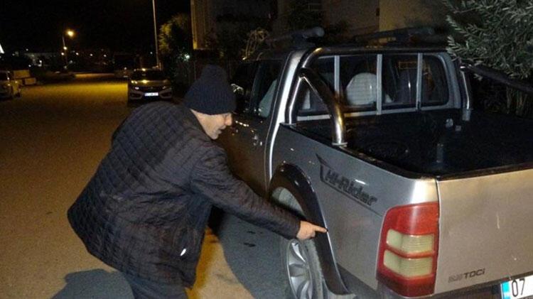 Park halindeki araçların lastiklerini patlatıp, kaportalarını çizdi