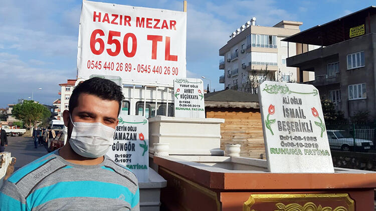 Pazarda 'hazır mezar' tezgahı