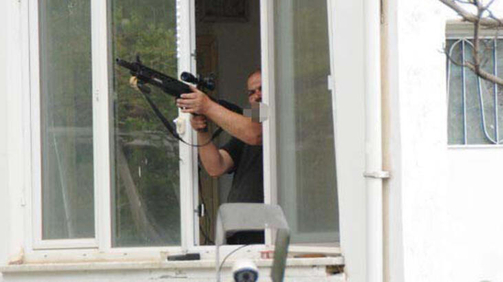 Pencereden tüfekle rastgele ateş açtı! Yoldan geçen kadın yaralandı