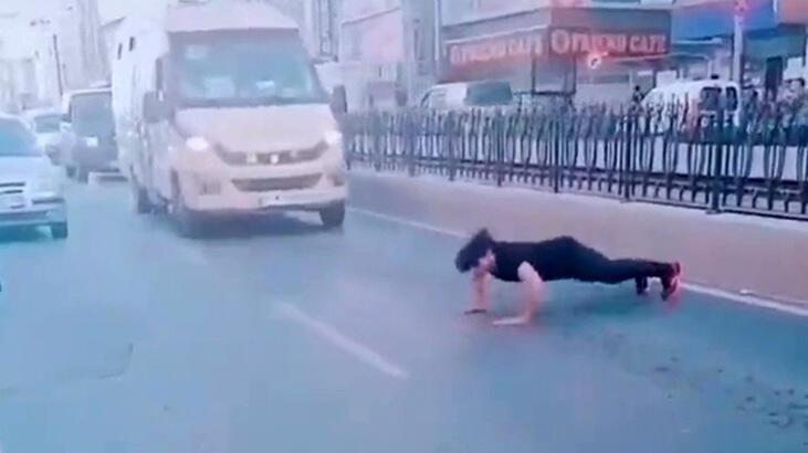 'Pes' artık! TikTok videosu uğruna yol ortasında şınav çekti