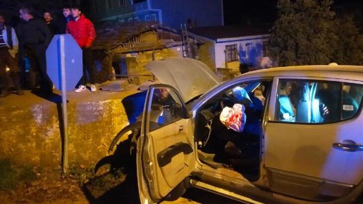 Pikap evin bahçe duvarına çarptı! Yaralılar var...