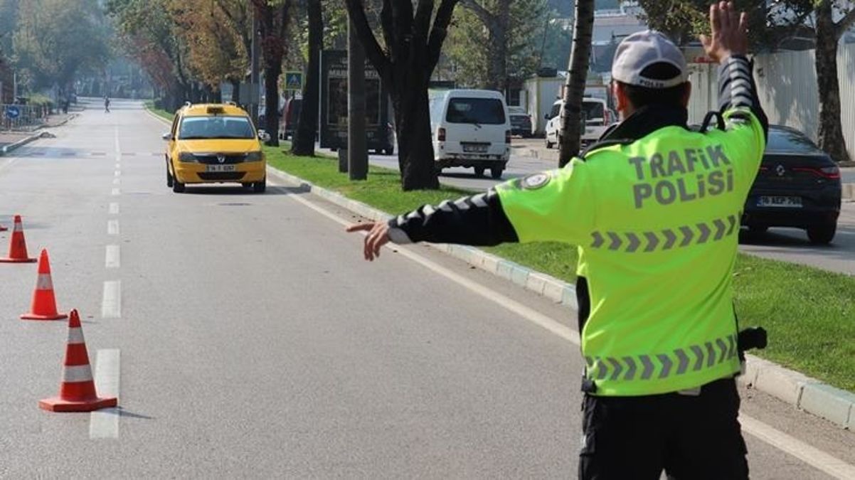 Polis çevirmelerinde bir dönem sona eriyor! Bunu yapanlar artık ehliyet taşımak zorunda değil