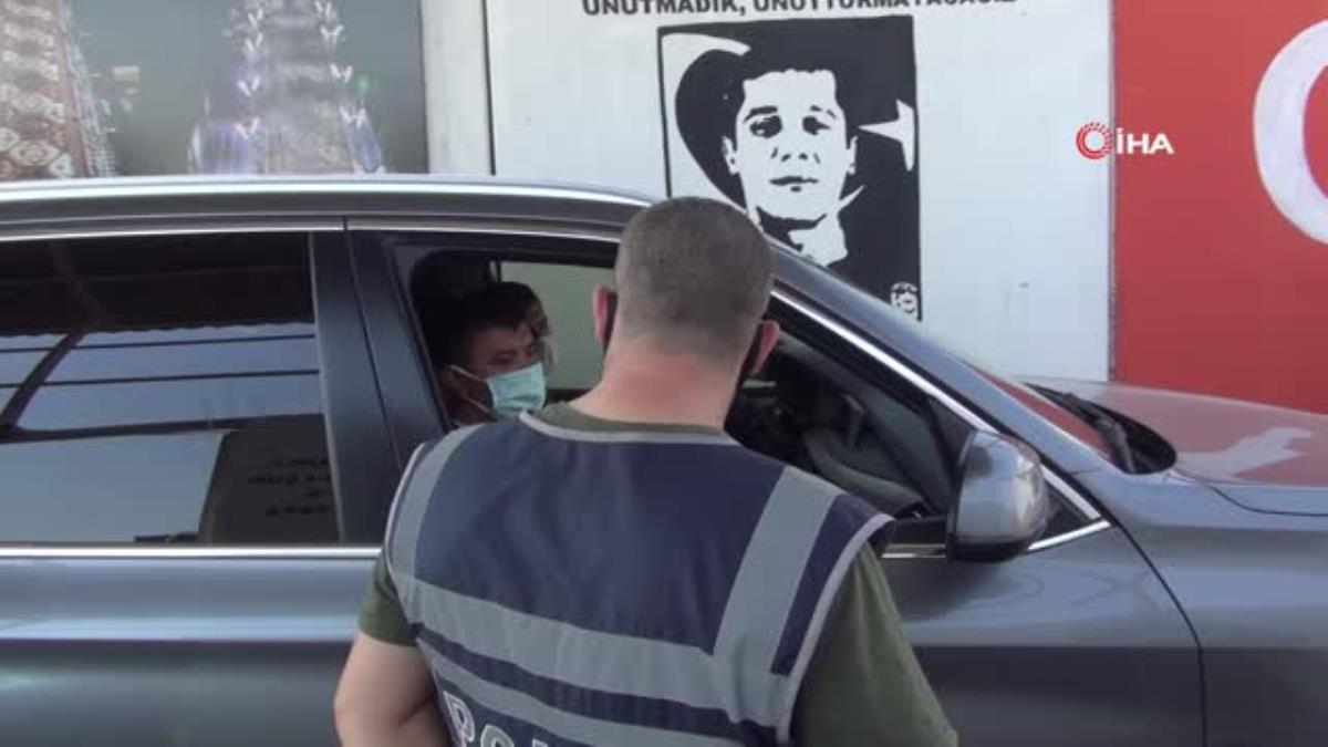Polis kontrol noktasında sürücülerin Covid-19 aşıları yapılıyor