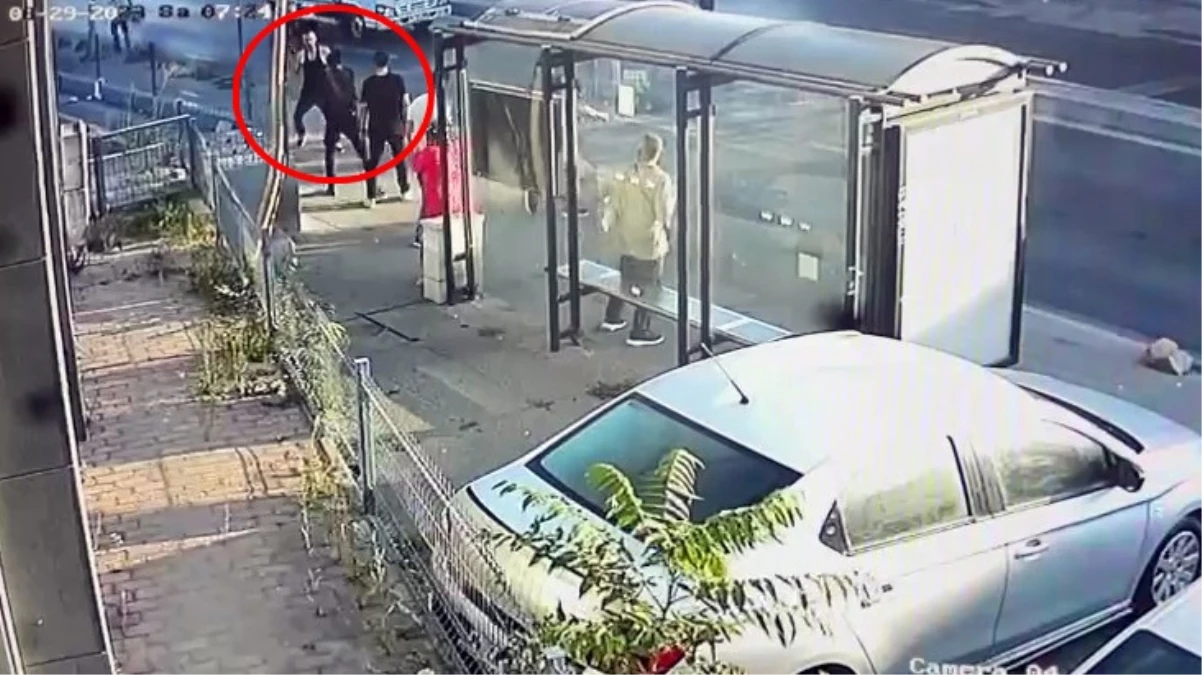 Polis memuru, vatandaşlara bıçak sallayan magandayı böyle vurdu! O anlar kamerada