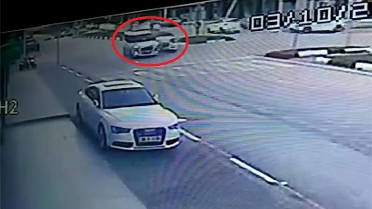 Polis otosu ile otomobilin çarpıştığı kaza kamerada