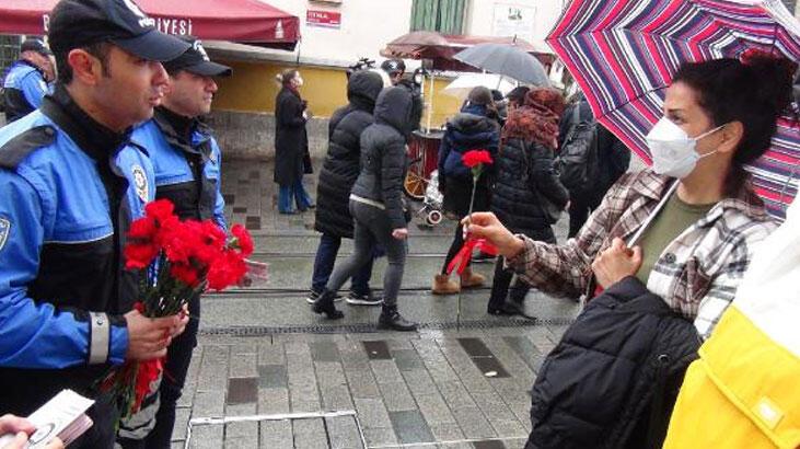 Polis Taksim'de kadınlara çiçek dağıttı